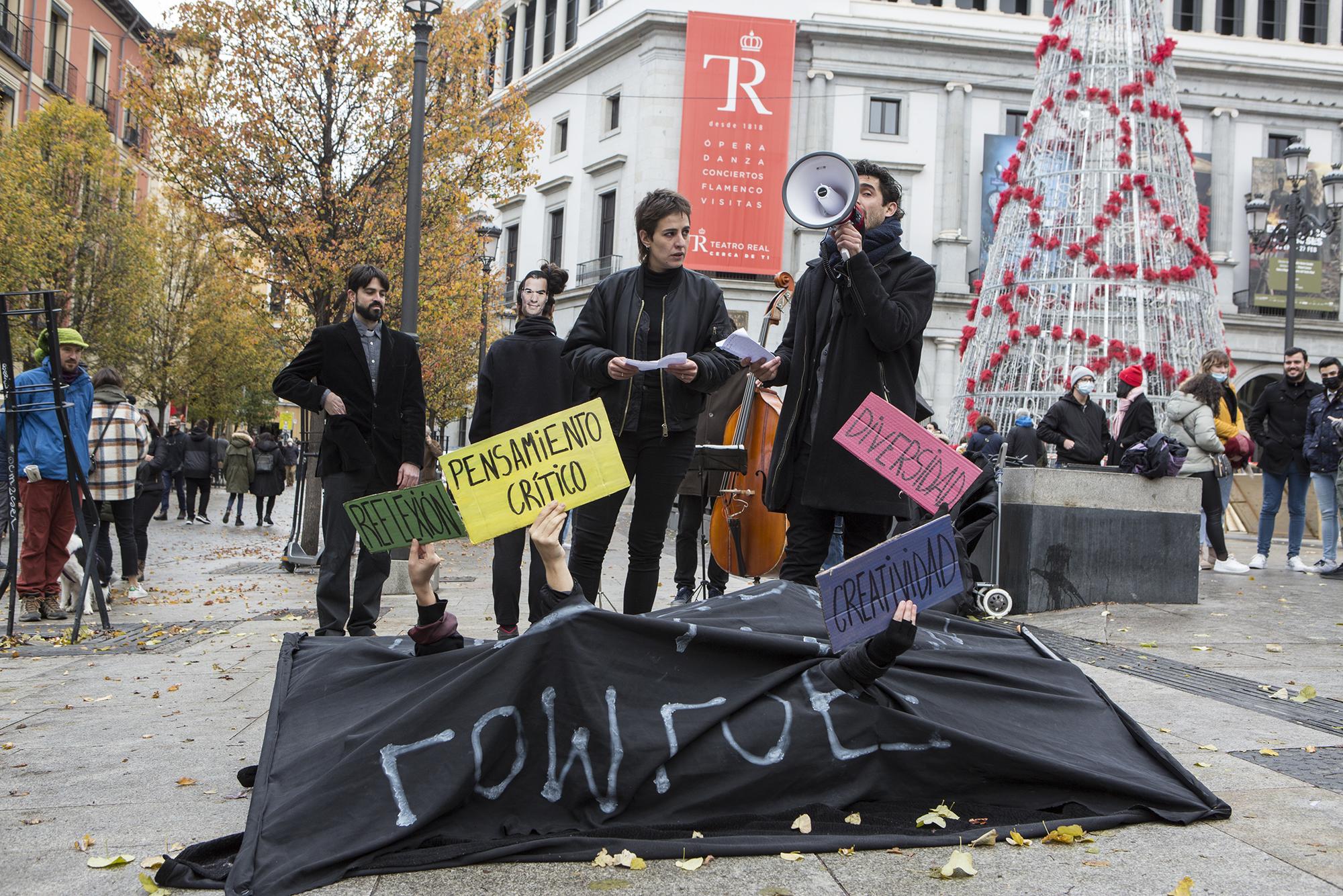 Performance por la muerte de la filosofía en la nueva LOMLOE - 3